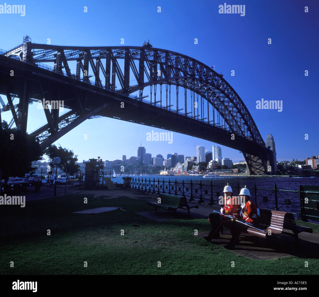 Sydney Harbour Bridge. Zwei traditionell gekleideten Soldaten vor Sydney Harbour Bridge in New South Wales Australien Stockfoto