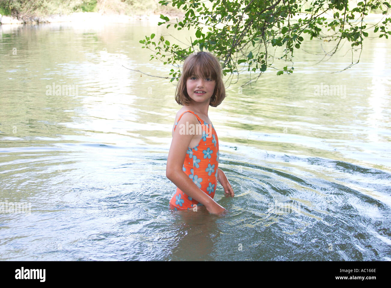 Mädchen Badet In Fluss Fotos Und Bildmaterial In Hoher Auflösung Alamy 