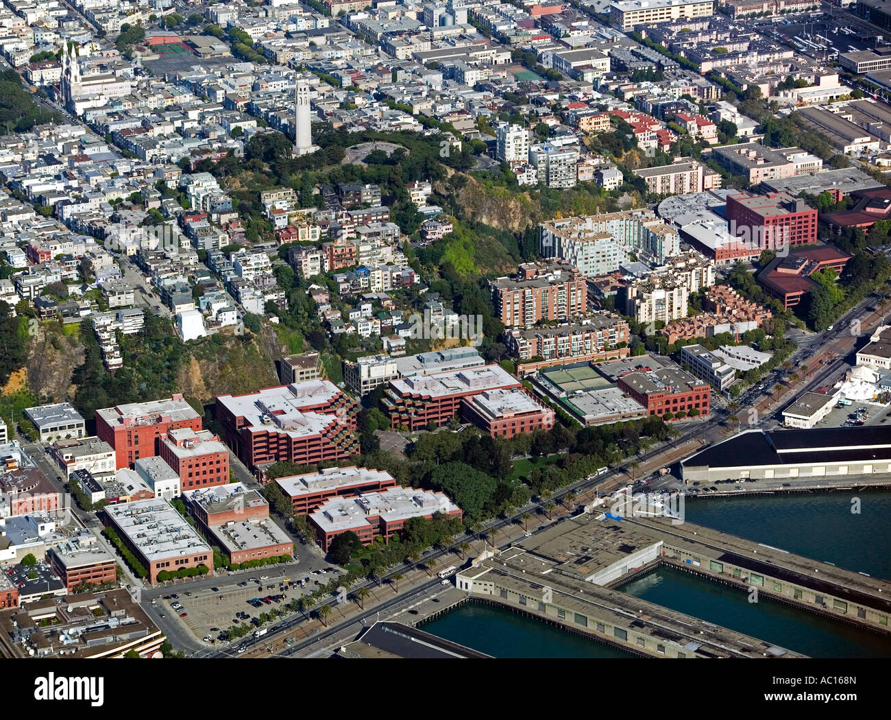 Luftaufnahme über dem Coit Tower Telegraph Hill Levis Plaza San Francisco Waterfront und piers Stockfoto