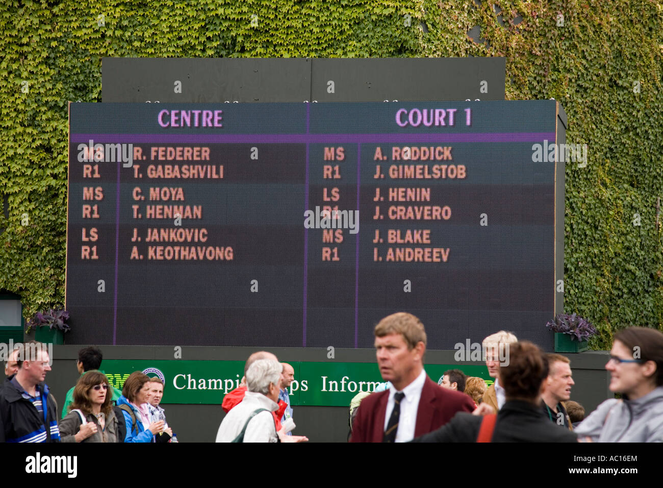 Auftrag des Spiels Centre Court und die Nummer 1 Gericht über die Eröffnung Tag Wimbledon Tennis Championship. UK Stockfoto