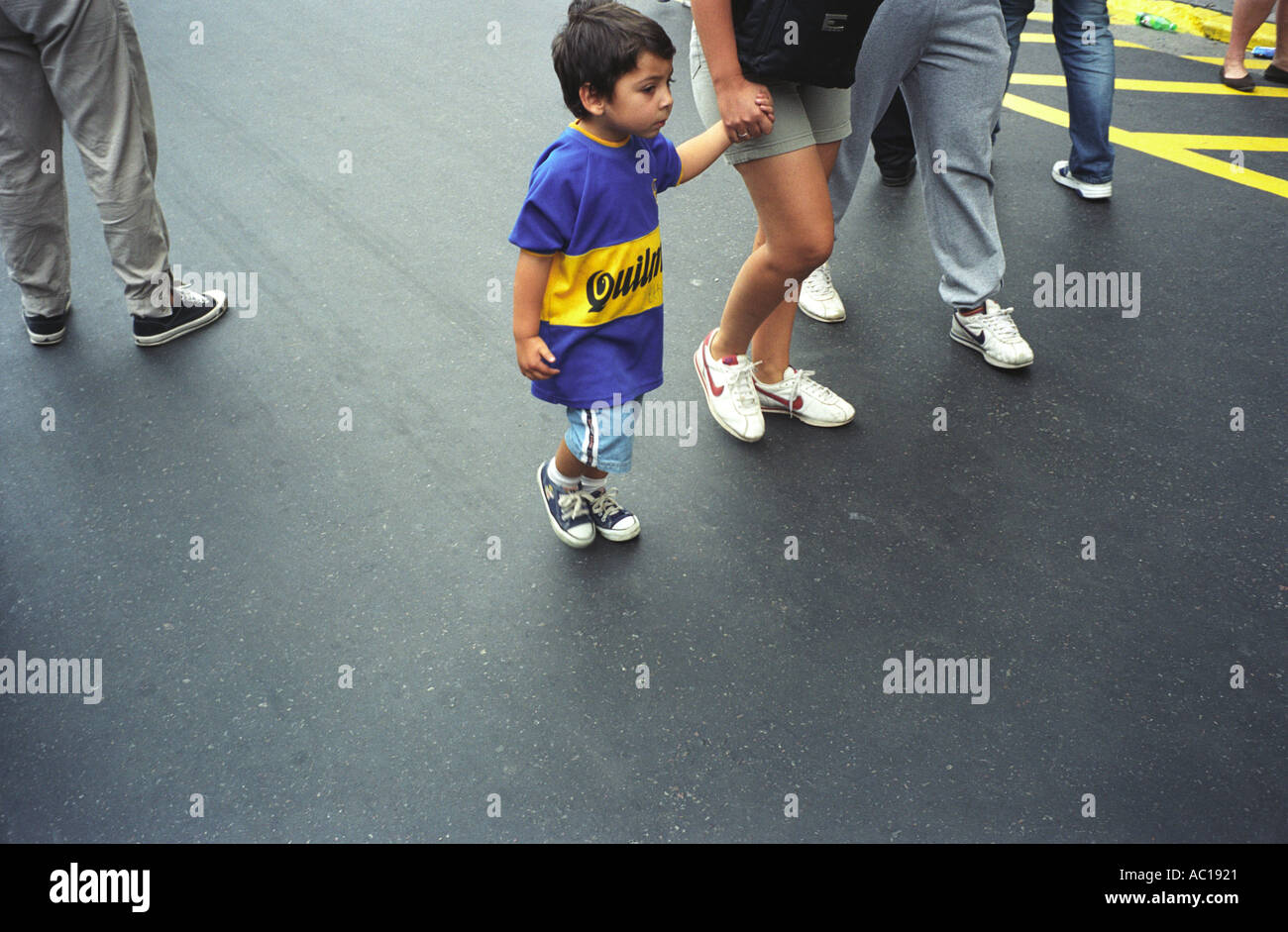 Buenos Aires Argentinien Junge Fußballfans kommen im Stadion Südamerika 2000s 2002 HOMER SYKES Stockfoto