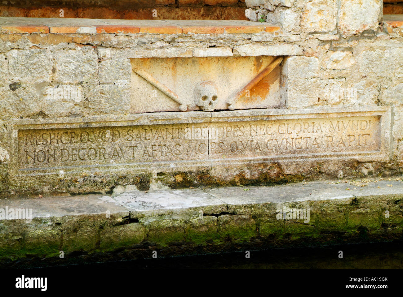 Lateinische Inschrift im Garten des 16. Jahrhunderts Tvrdalj Schloss in Stari Grad auf Hvar, Kroatien Stockfoto