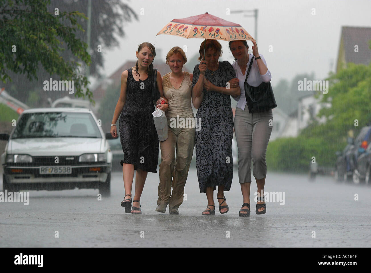 Mädchen im Regen erwischt Stockfoto