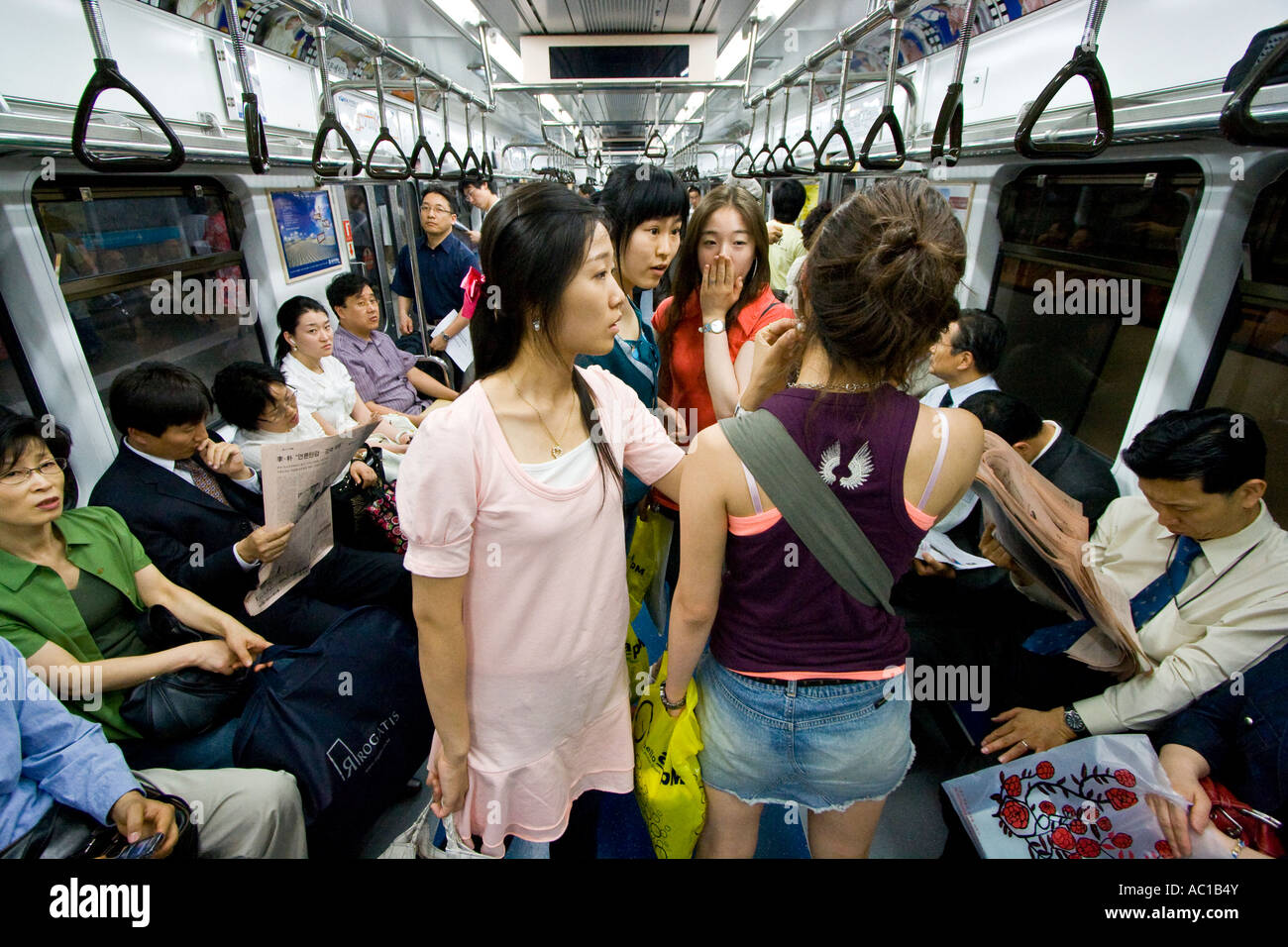 Schöne junge Koreanerinnen auf Metro U-Bahn Zug Seoul Südkorea Stockfoto