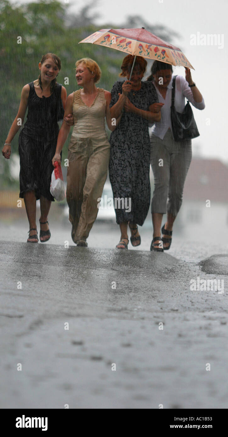 Mädchen im Regen erwischt Stockfoto