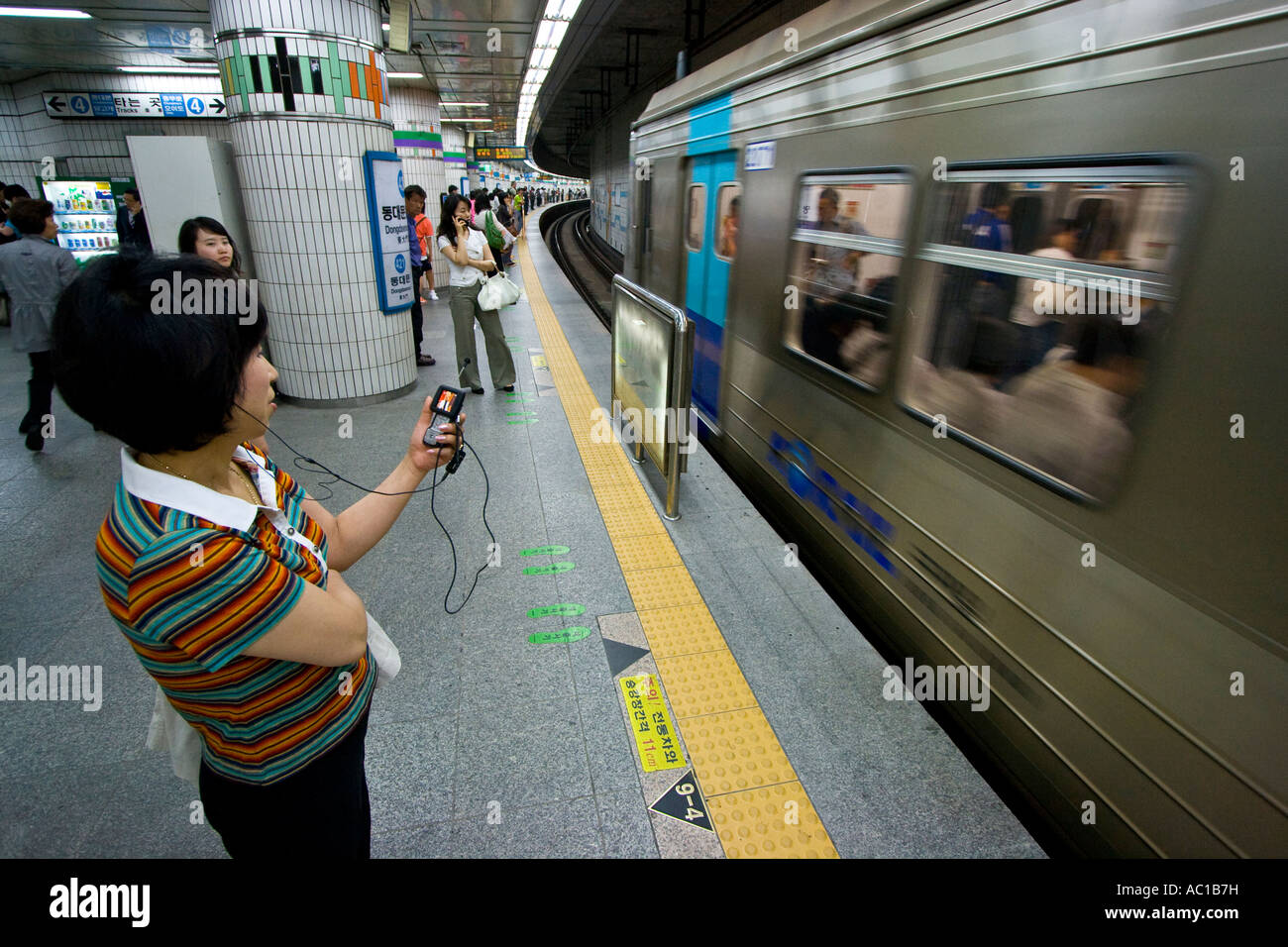 U-Bahn-Zug ziehen in Plattform Station Seoul Südkorea Stockfoto