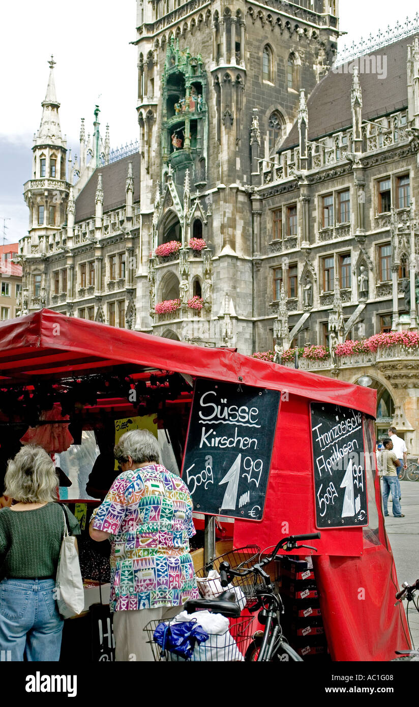 KIRSCHE STRAßENVERKÄUFER VOR NEUES RATHAUS NEUEN RATHAUSPLATZ MARIENPLATZ MÜNCHEN BAYERN DEUTSCHLAND Stockfoto