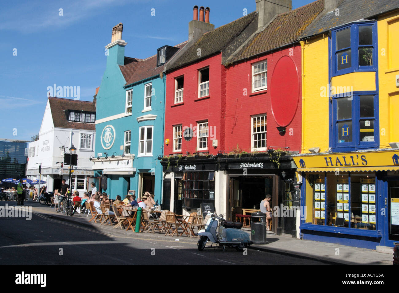 bunte Kneipen Geschäfte und Häuser in Regent Street Brighton Stockfoto