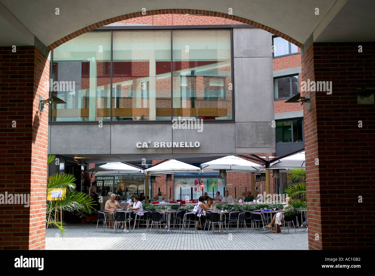 CAFE TERRASSE IM INNENHOF MÜNCHEN BAYERN DEUTSCHLAND Stockfoto