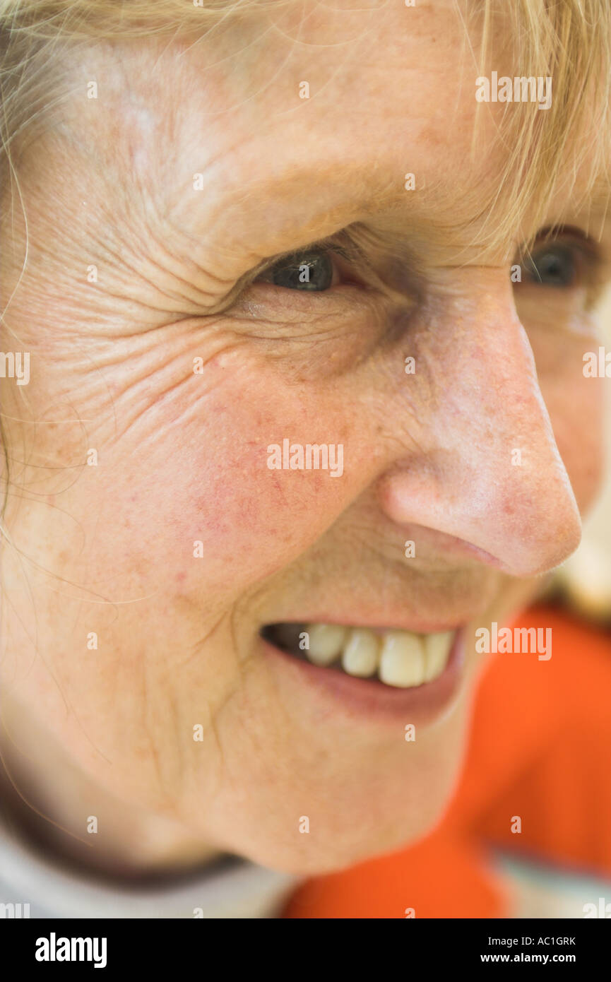 Rekordbrecher Pilot Polly Vacher Pembrey Flughafen bei ihrem Versuch, die 1. Person auf alle 206 UK Flugplatz landen werden Stockfoto
