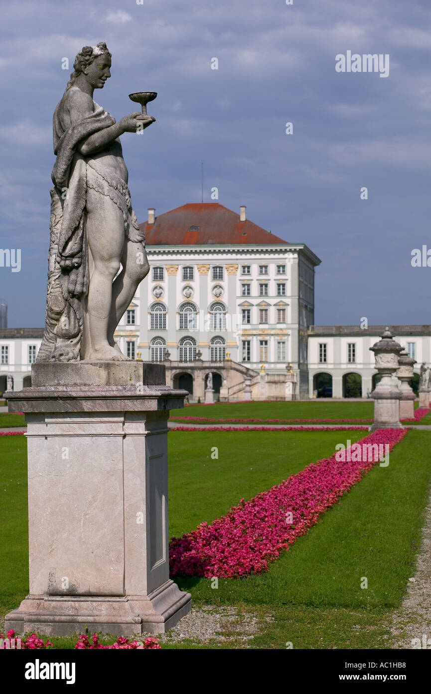 STATUE VOR SCHLOSS NYMPHENBURG MÜNCHEN BAYERN DEUTSCHLAND EUROPA Stockfoto