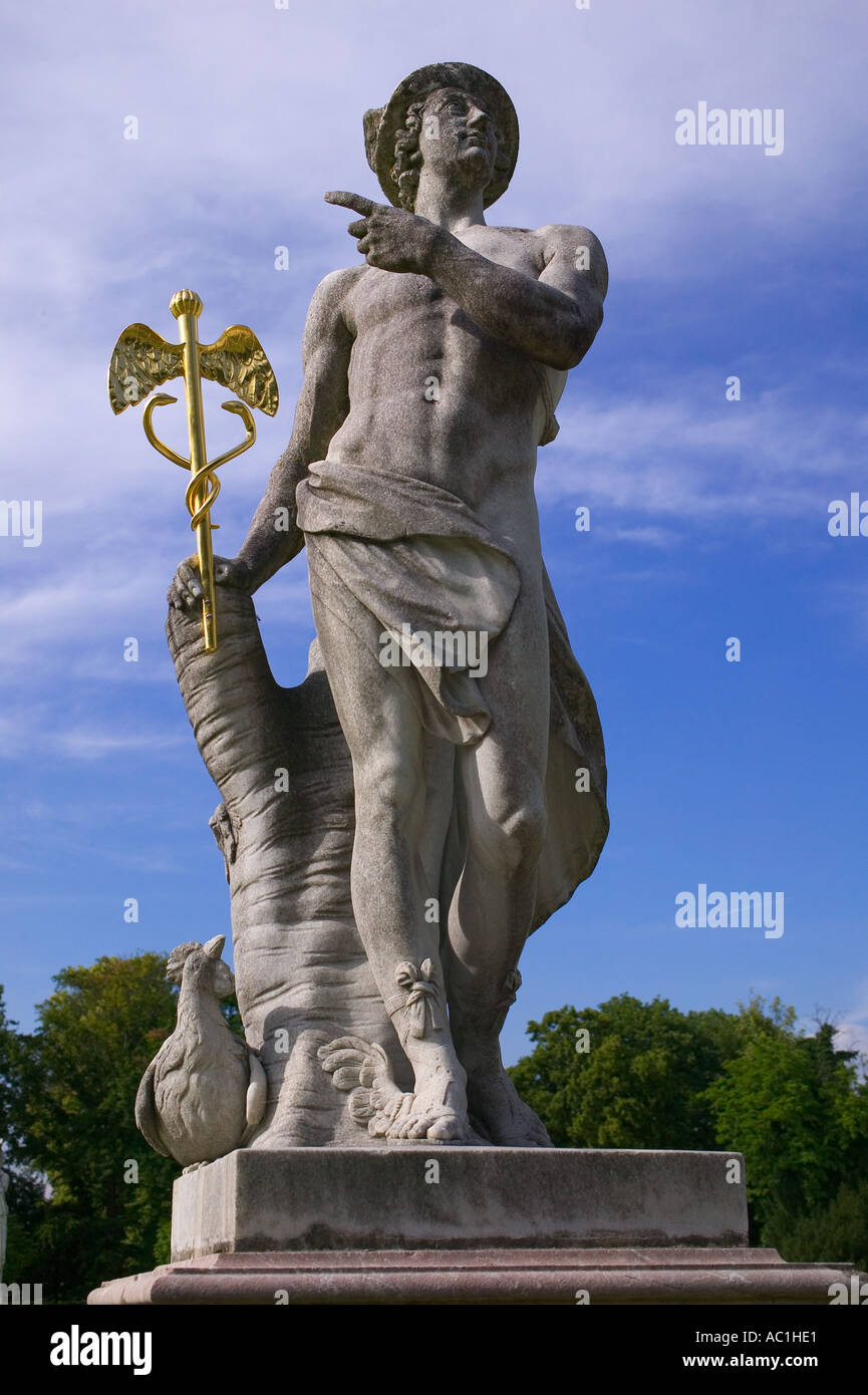 QUECKSILBERSTATUE SCHLOSS NYMPHENBURG MÜNCHEN BAYERN DEUTSCHLAND EUROPA Stockfoto