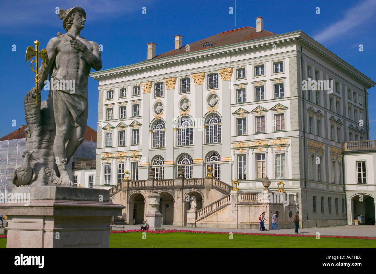 QUECKSILBERSTATUE UND SCHLOSS NYMPHENBURG MÜNCHEN BAYERN DEUTSCHLAND EUROPA Stockfoto