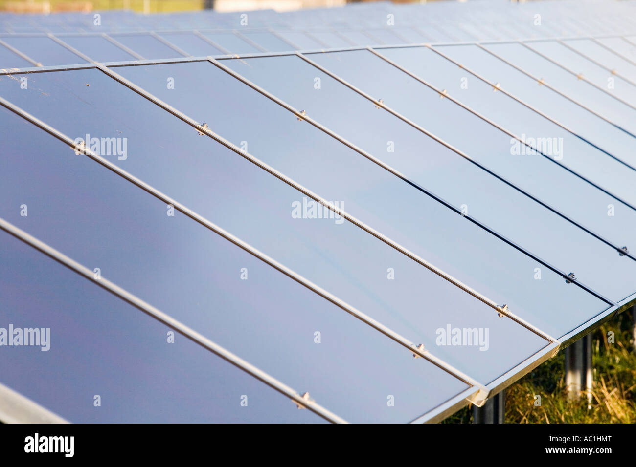 Solarzellen auf Solaranlage Stockfoto