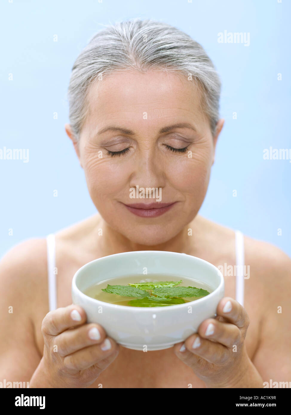 Ältere Frau mit Tee Schale, Portrait Stockfoto