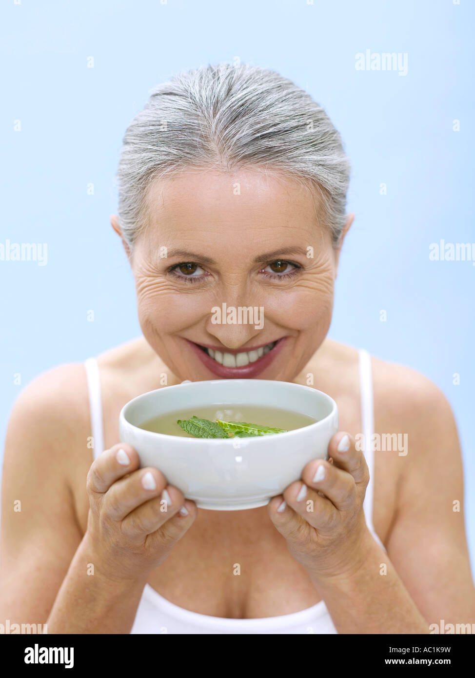 Ältere Frau mit Tee Schale, Portrait Stockfoto