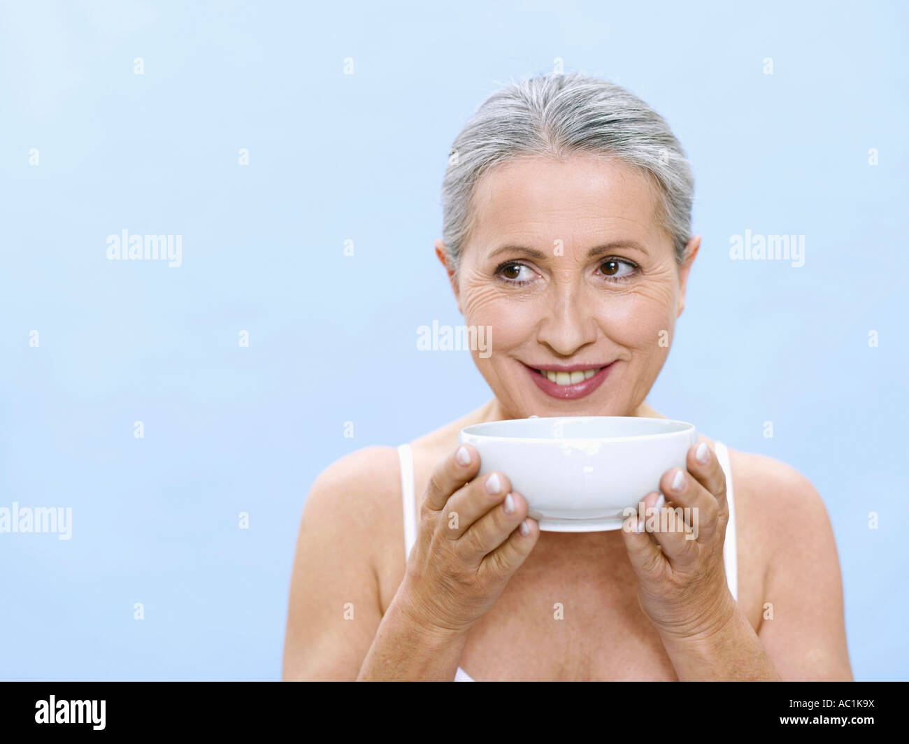 Ältere Frau mit Tee Schale, Portrait Stockfoto