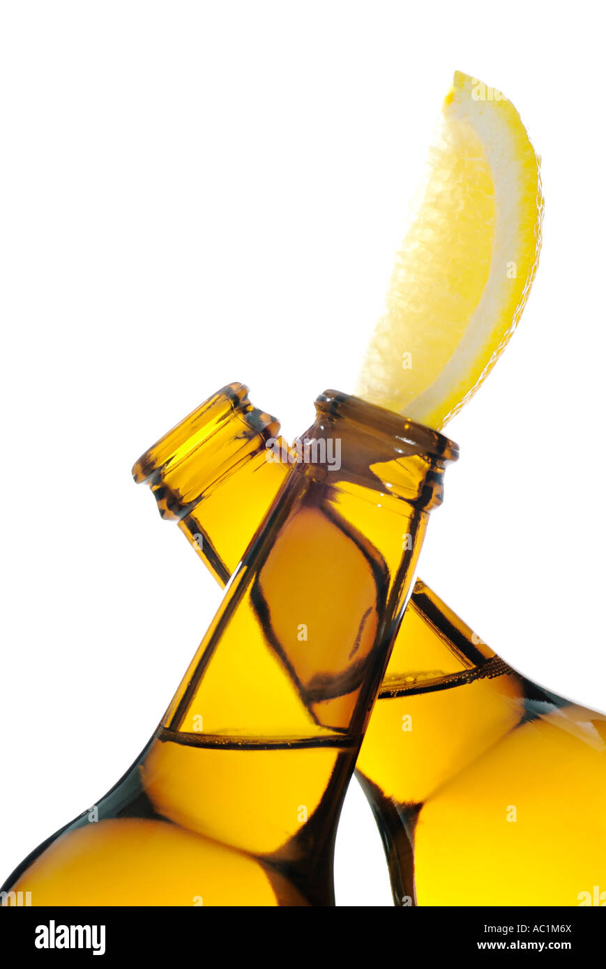Alcopop-Flaschen mit einer Scheibe Zitrone entwarf ein trendigen Stil von alkoholischen Getränken für Jugendliche Stockfoto