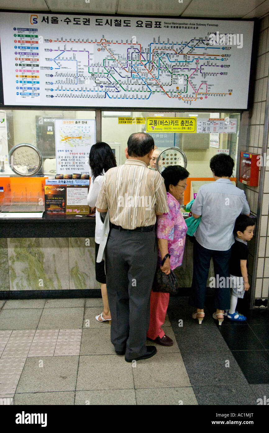 Koreanischen Volkes warten in der Schlange am Ticket Booth U-Bahn Station Seoul Südkorea Stockfoto