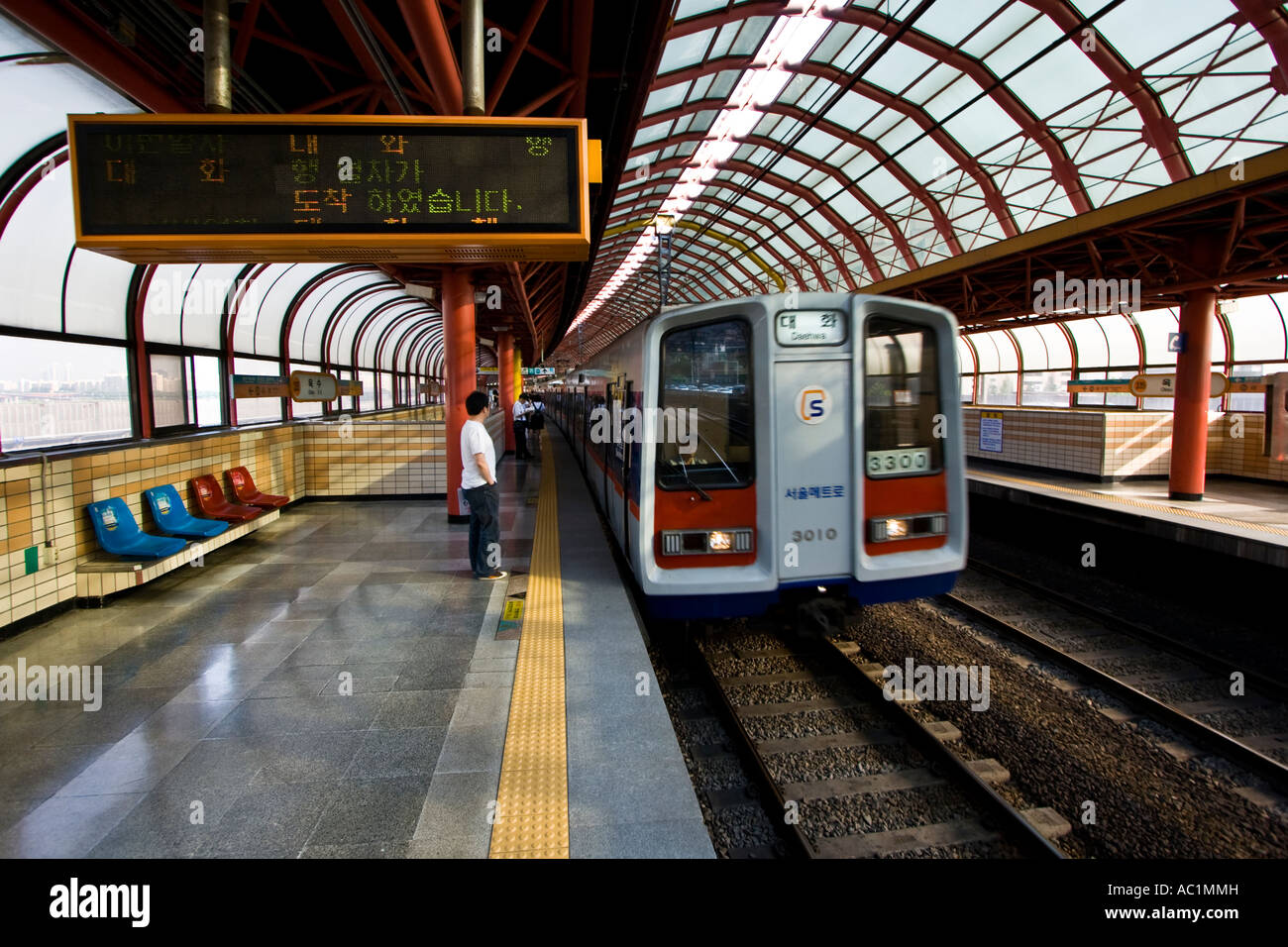 U-Bahn-Zug ziehen in Plattform Station Seoul Südkorea Stockfoto