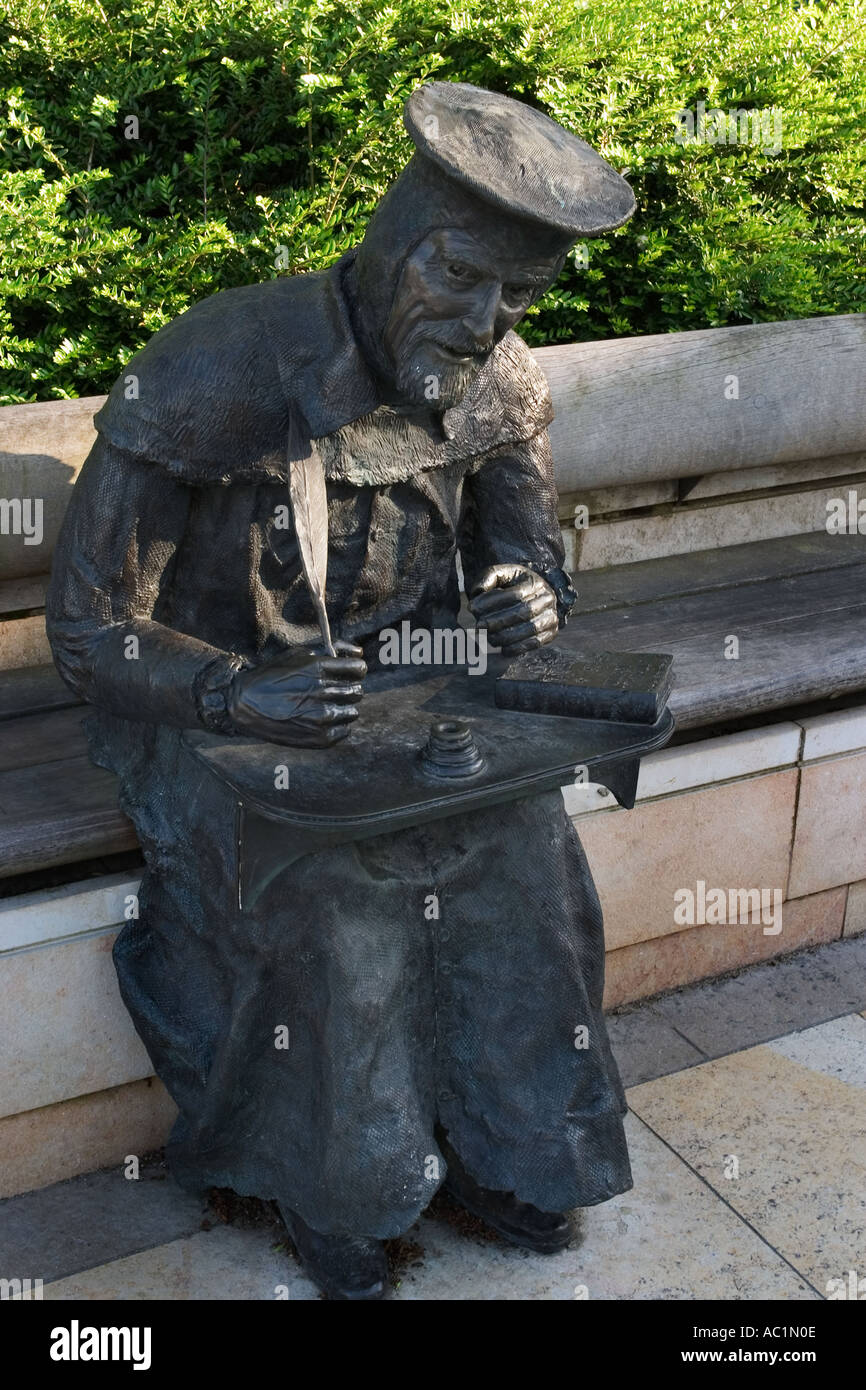Bronzestatue von Eminent mit William Tyndale Übersetzer der Bibel ins Englische Bristol UK Stockfoto