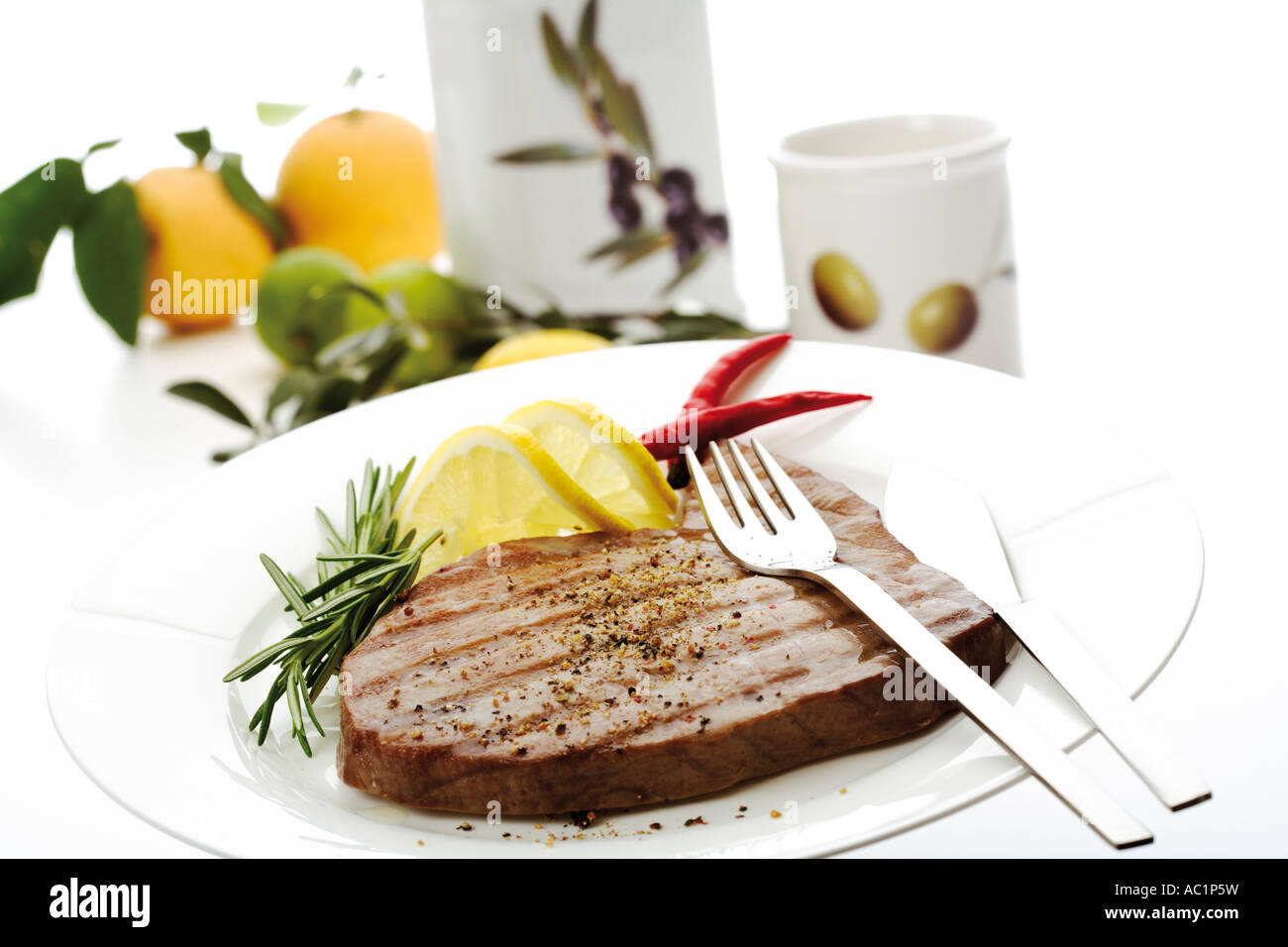 Gegrilltes Thunfischsteak auf Teller, Nahaufnahme Stockfoto