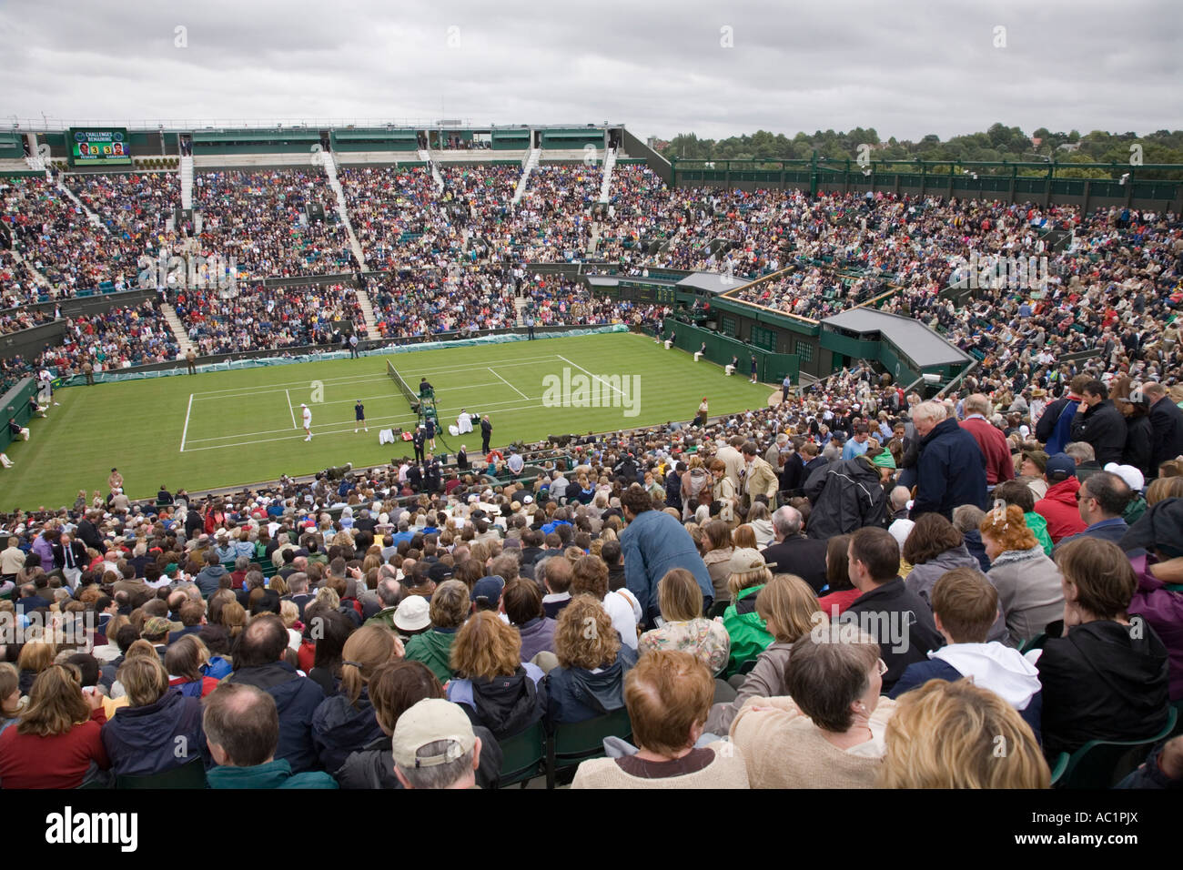 Zuschauern Eröffnungsspiel am Centre Court Wimbledon Tennis Championship UK Stockfoto