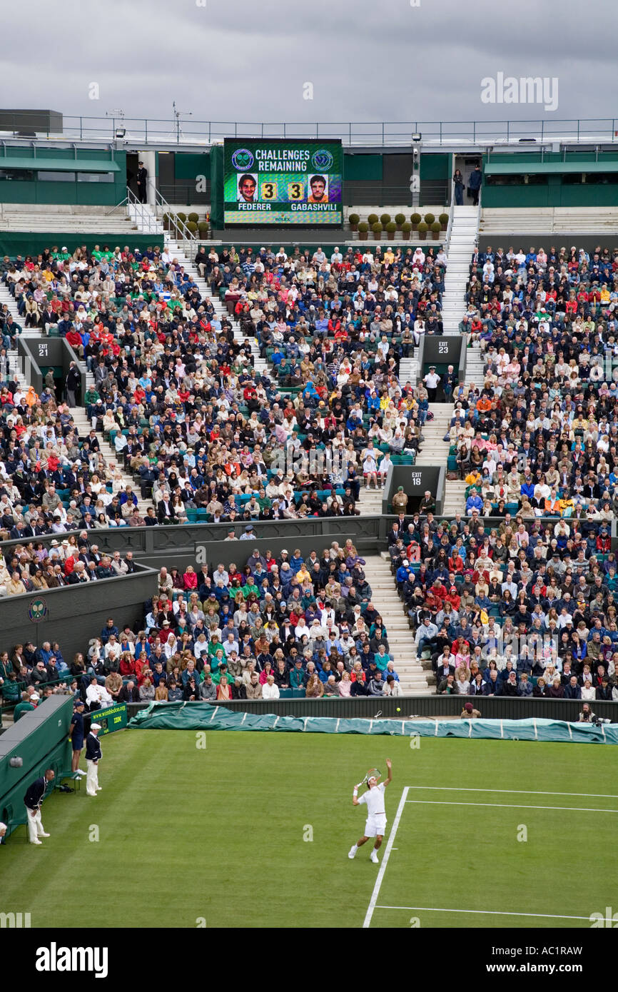 Federer dient beim Eröffnungsspiel am Centre Court Wimbledon Tennis Championship UK Stockfoto