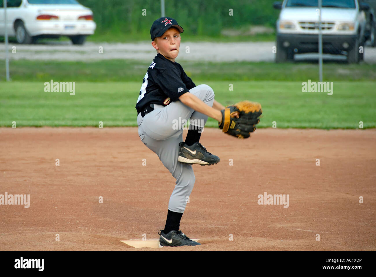 Little League Baseball Krug Spieler werfen einen baseball Stockfoto