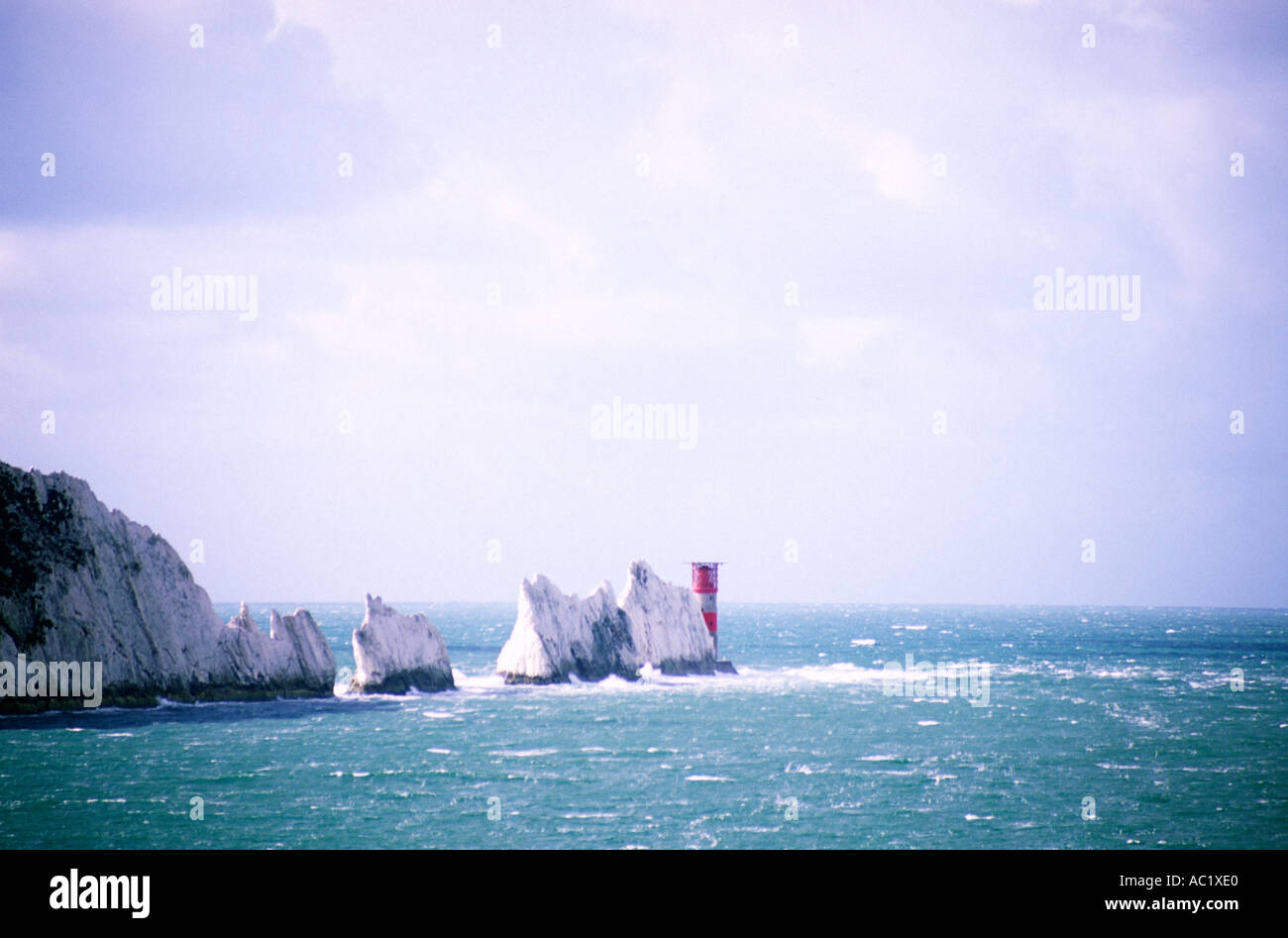 Die Nadeln Felsbrocken auf der Isle of Wight, Großbritannien und Leuchtturm Stockfoto