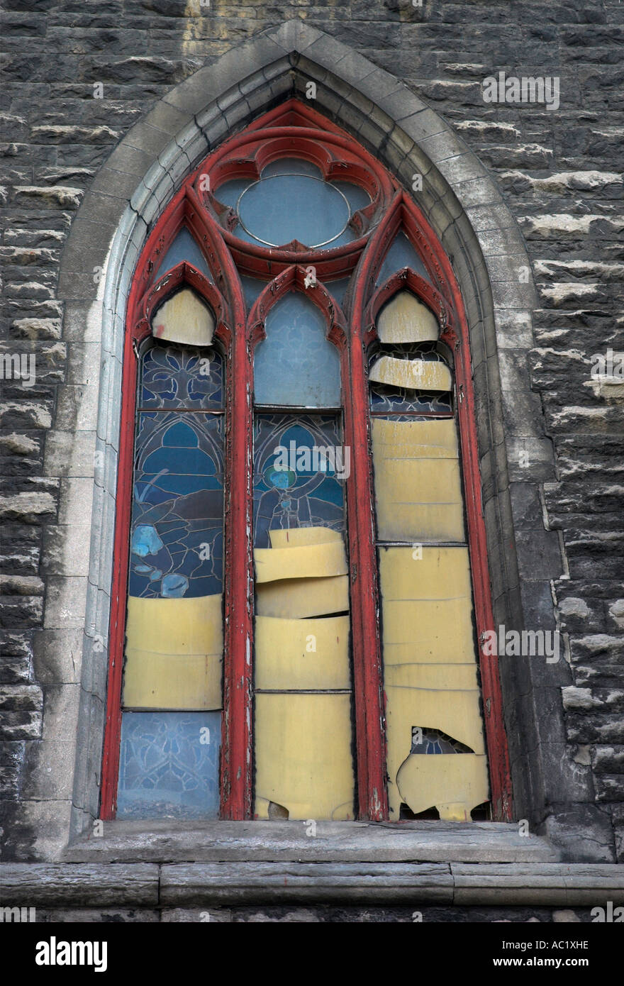 Ein verschalten gewölbte Fenster in einer stillgelegten Kirche bereit für Demilition in der Innenstadt von Montreal Stockfoto