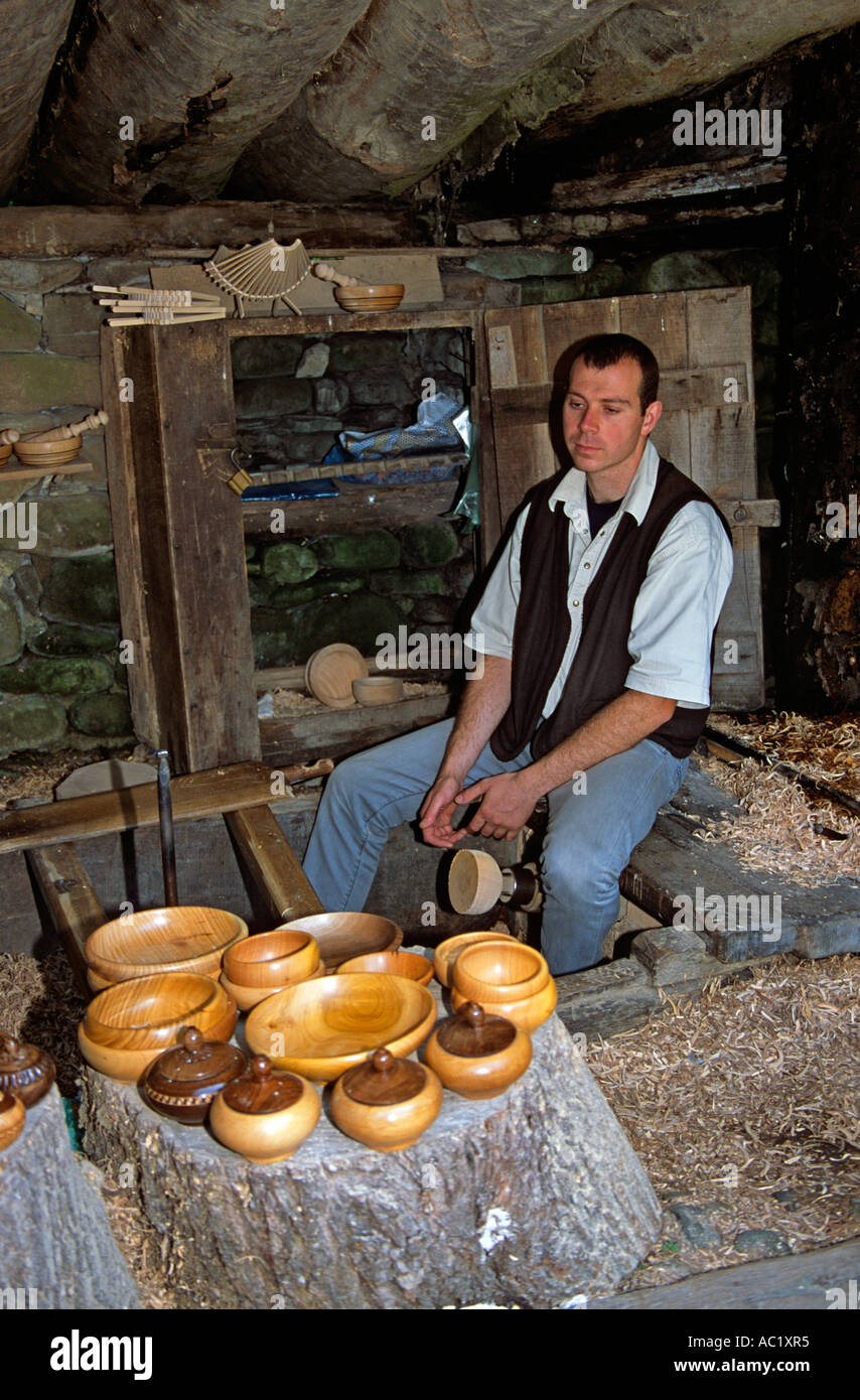 Etara ethnographische Dorf Freilichtmuseum Etara, in der Nähe von Gabrovo, Bulgarien. Drechsler gedrehte Schalen sitzen Stockfoto