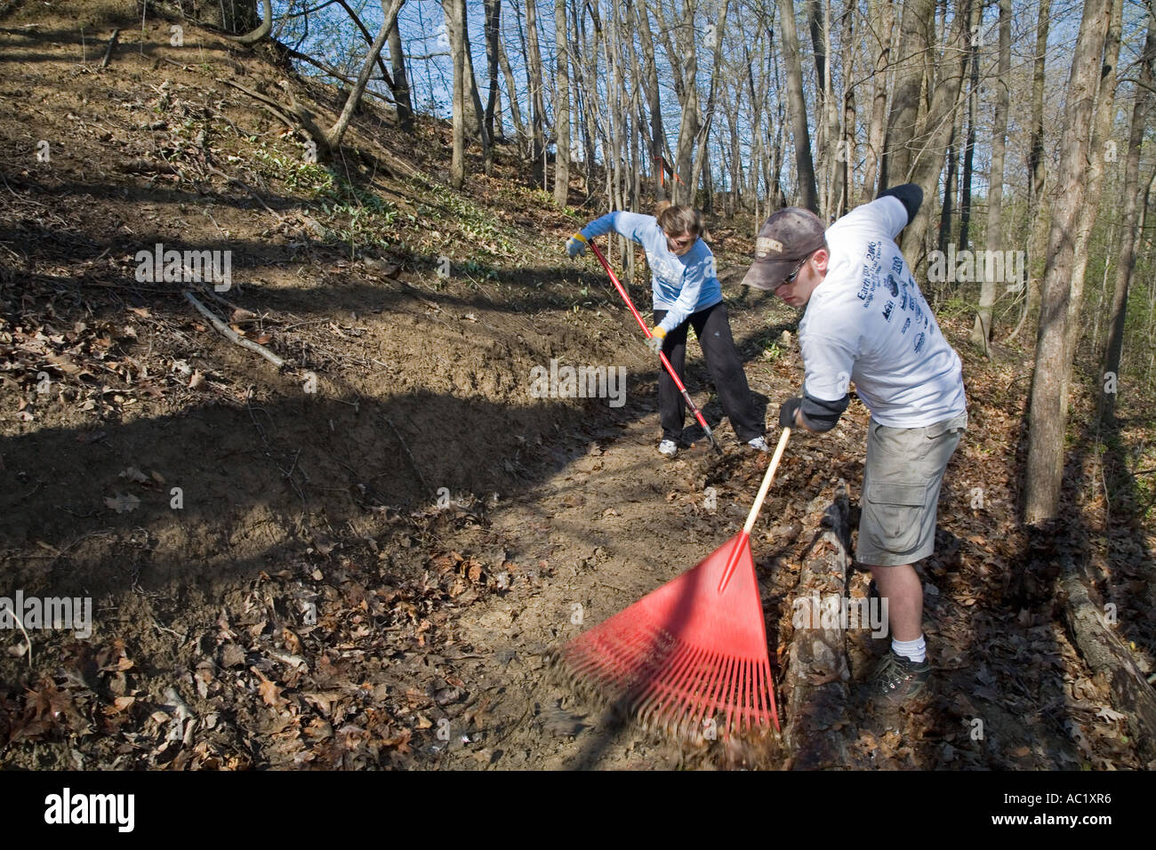 Freiwillige reinigen Müll vom Park am Earth Day Stockfoto