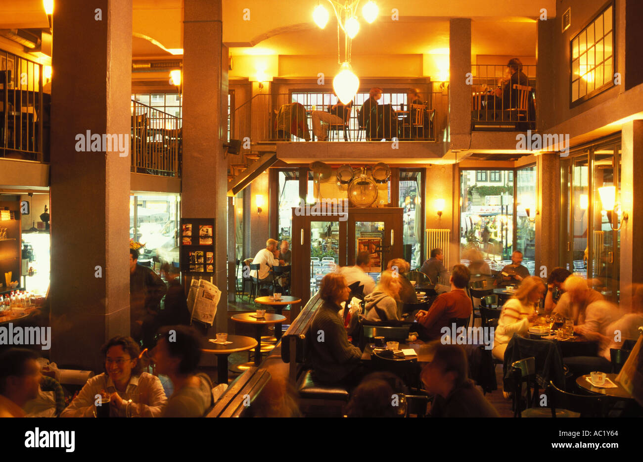 Menschen in der Kneipe Spizz am Abend Leipzig Sachsen Deutschland Stockfoto