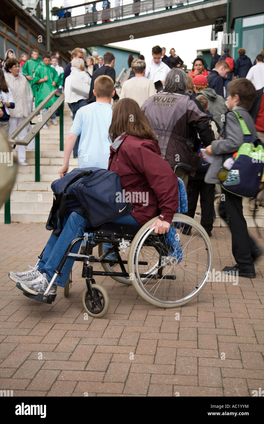 Frau in einem Rollstuhl nicht in der Lage, Treppen im Wimbledon Tennis Championship UK Stockfoto