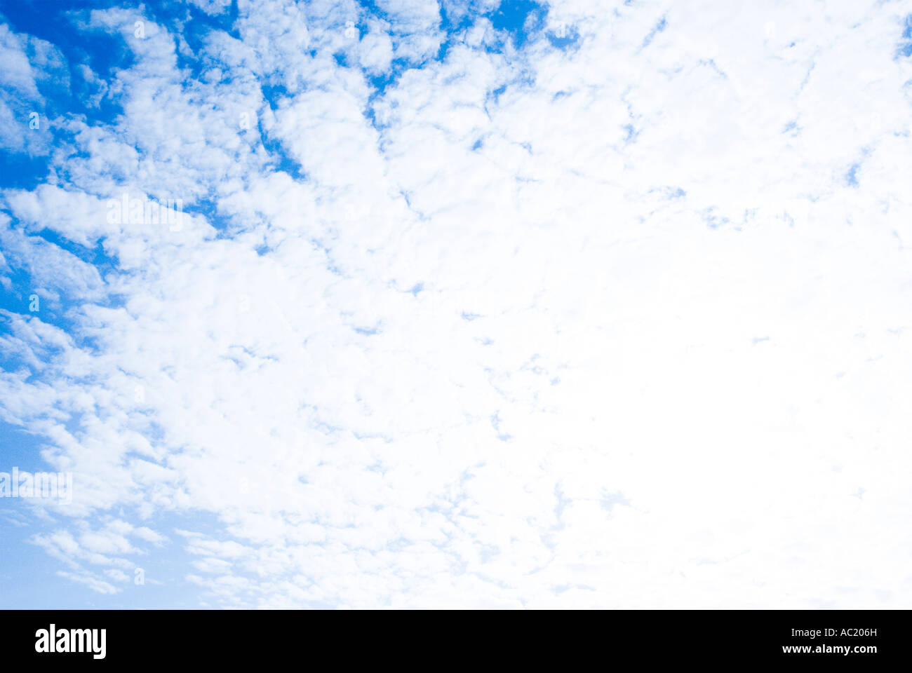 sehr helle weiße Wolken auf der Rückseite beleuchtet und ein bisschen blauer Himmel Stockfoto