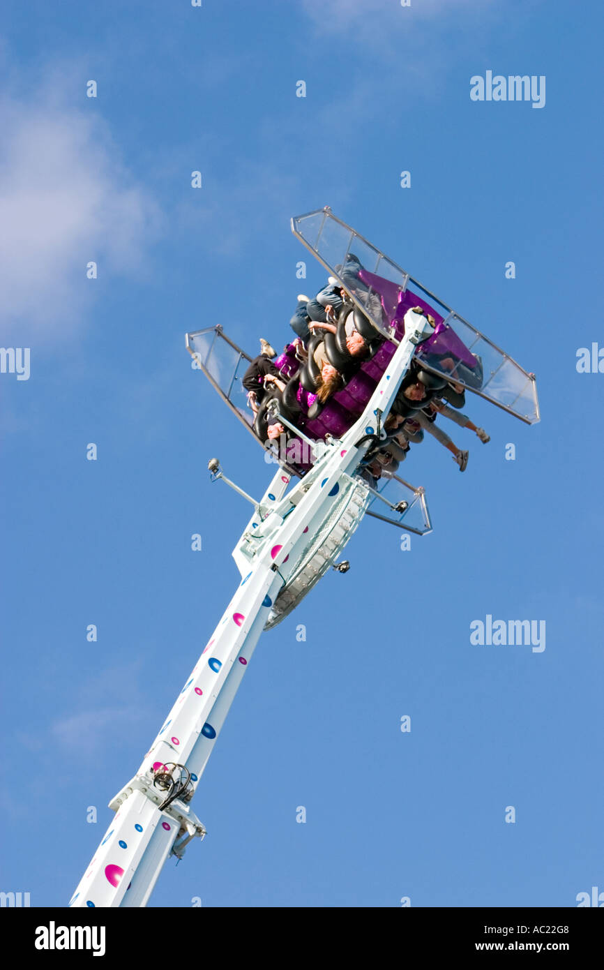 Junge Leute kopfüber auf rotierenden beängstigend Messegelände fahren Stockfoto