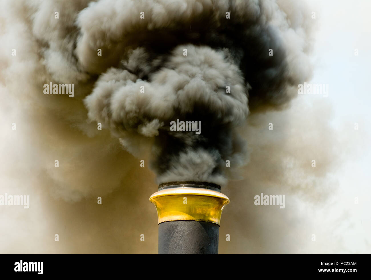 Rauch- und Dampfwolke aus Zugmaschine Stockfoto