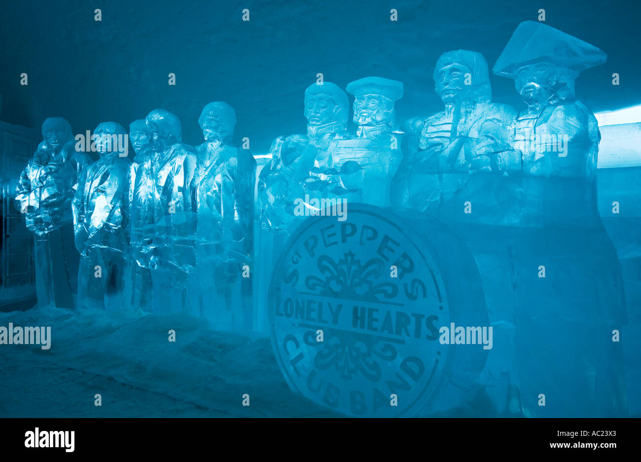 Skulpturen aus Eisblöcke, stehend in der Jukkasjarvi Icehotel, basierend auf dem Cover des Beatles-Albums geschnitten Stockfoto