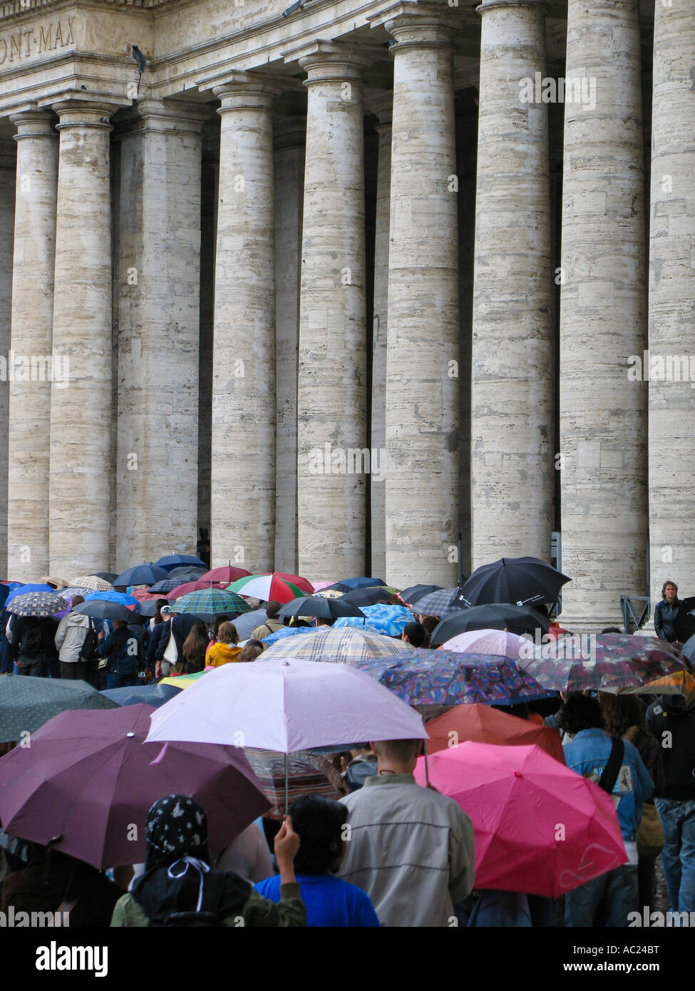 Massen, die Schlange in Piazza S Pietro warten auf St. Peter s Basilika Rom betreten Stockfoto