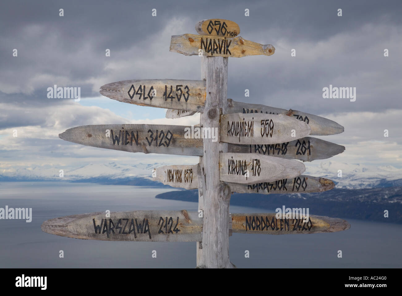 Ein Wegweiser in das Skigebiet auf dem Fagernes Fjellet Berg über Narvik und den Ofotfjord aus Holz Stockfoto