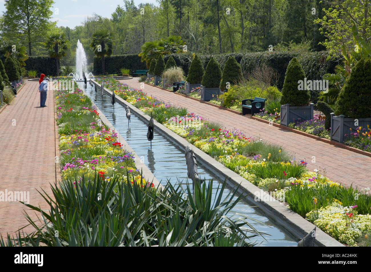 Frühlingsgarten Kanal und Brunnen an Daniel Stowe Botanical Garden Belmont North Carolina Stockfoto