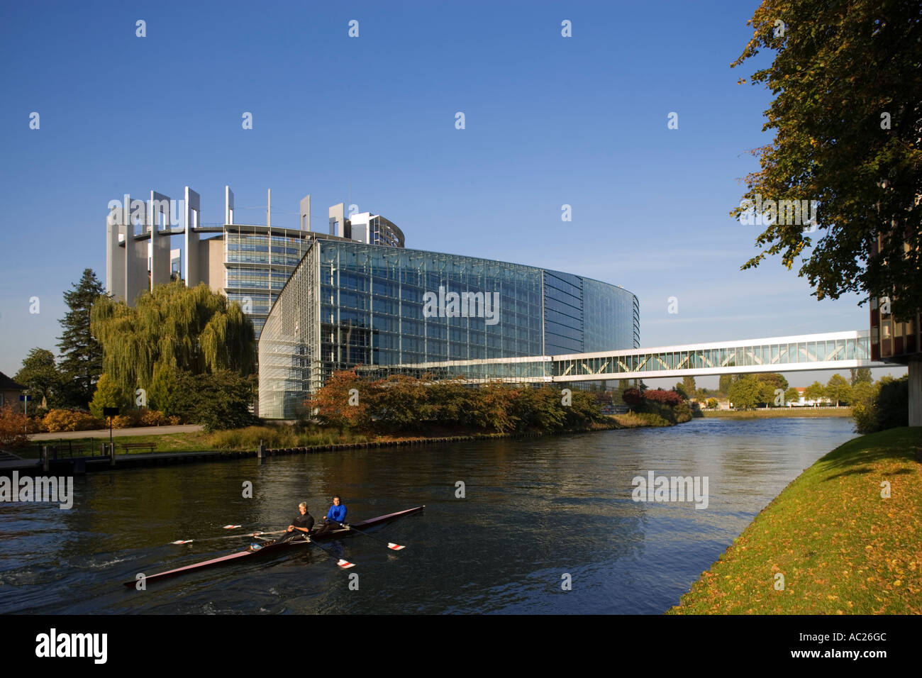 Blick über den Kranken mit Ruderboot, dem Europäischen Parlament Straßburg Elsass Frankreich Stockfoto