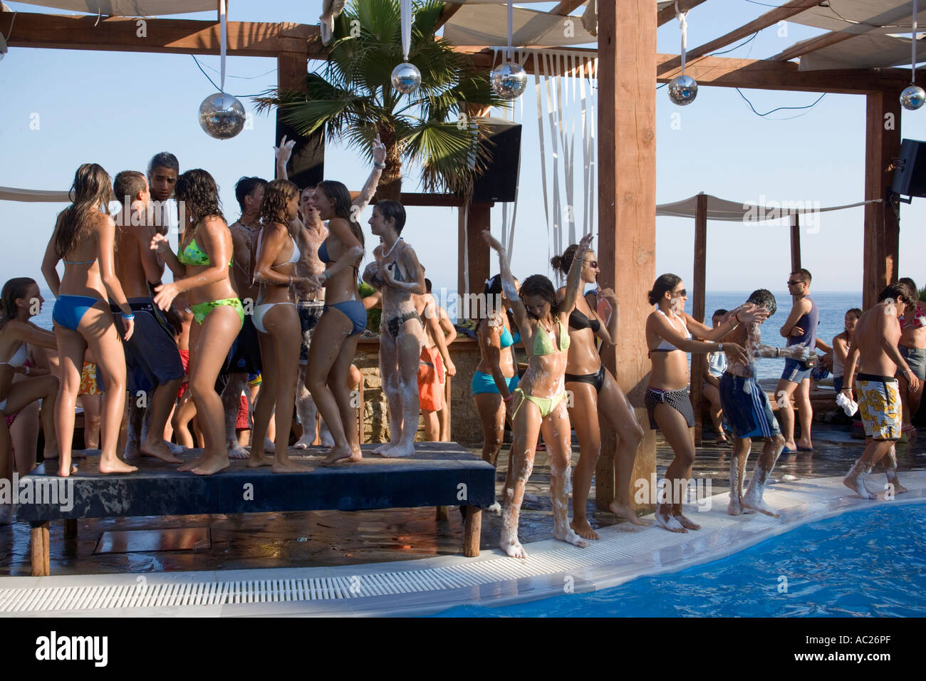 Junge Leute tanzen während einer Strandparty auf einen Pool von Paradise Club Paradise Beach-Mykonos-Griechenland Stockfoto