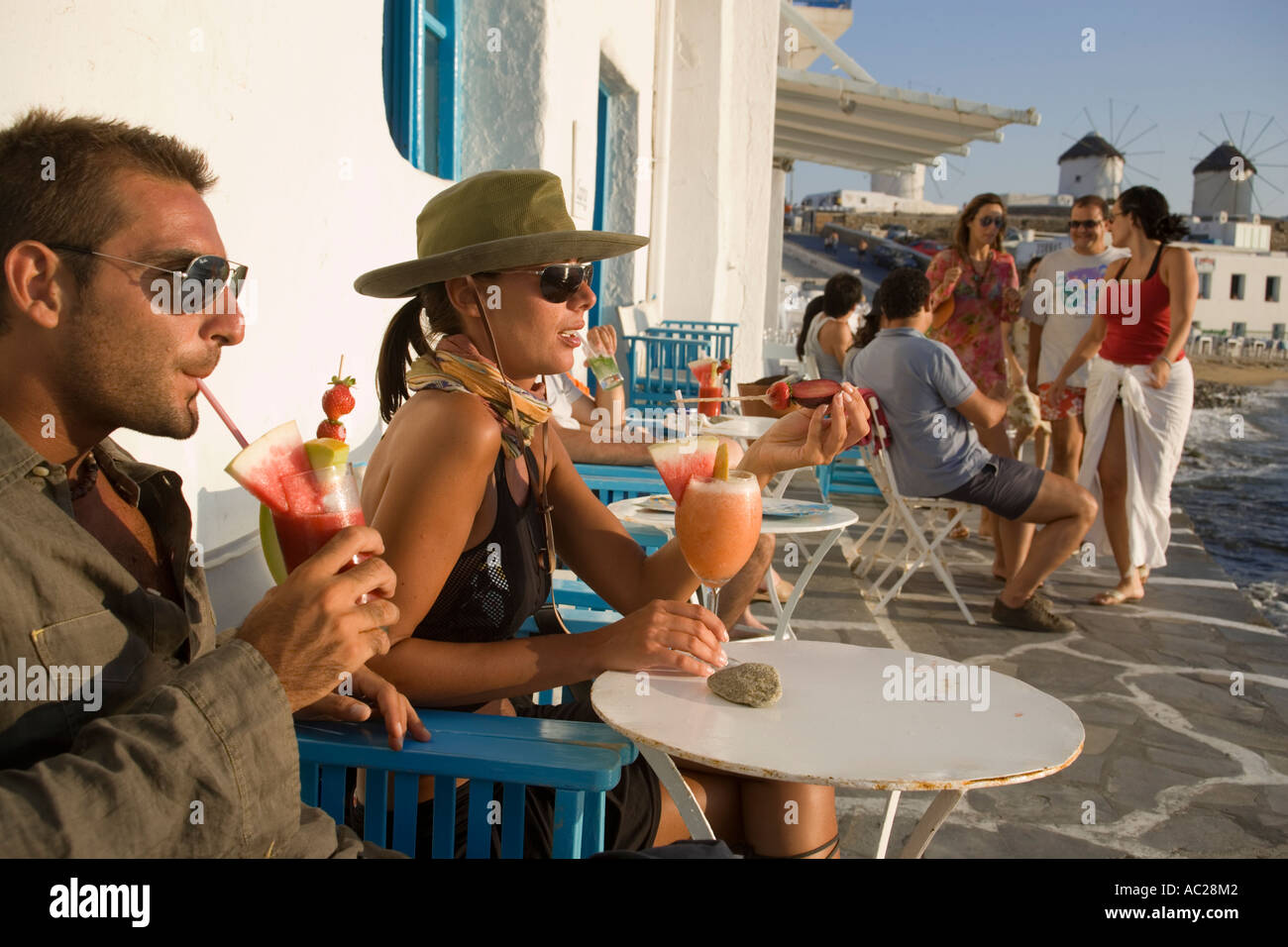 Paar mit verschiedenen Cocktails Sundowner von Caprice Bar kleine Venedig Mykonos Stadt Mykonos Griechenland Stockfoto