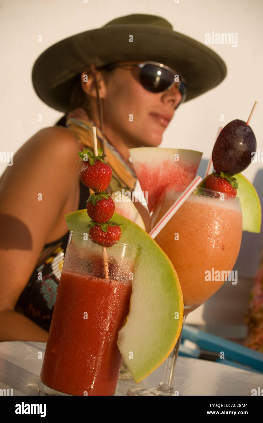 Verschiedene Cocktails Sundowner der Caprice Bar Frau sitzt im Hintergrund wenig Venedig Mykonos Stadt Mykonos Griechenland Stockfoto