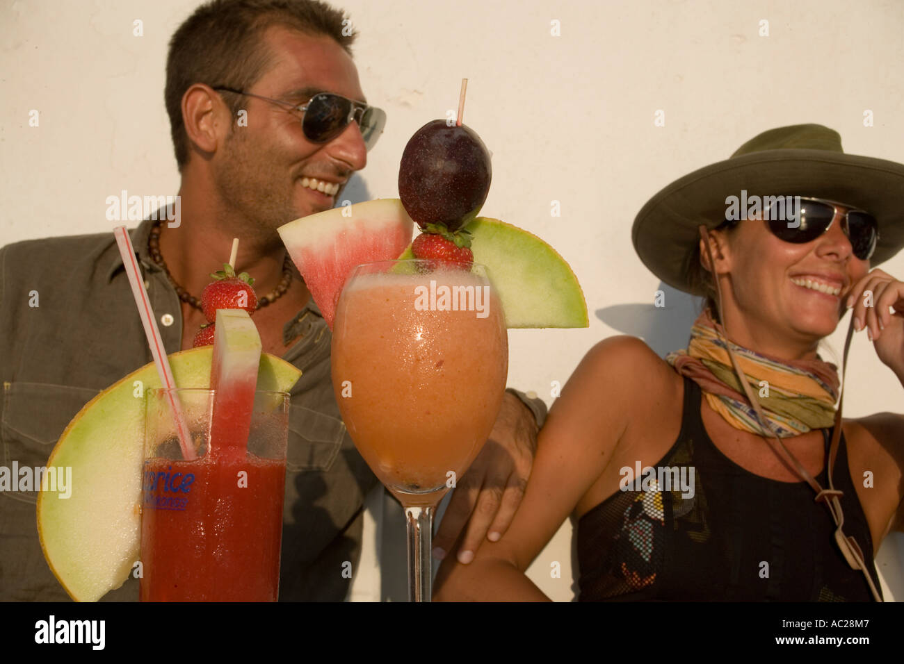 Paar genießt den cocktail Sundowner im Caprice Bar kleine Venedig Mykonos Stadt Mykonos Griechenland Stockfoto