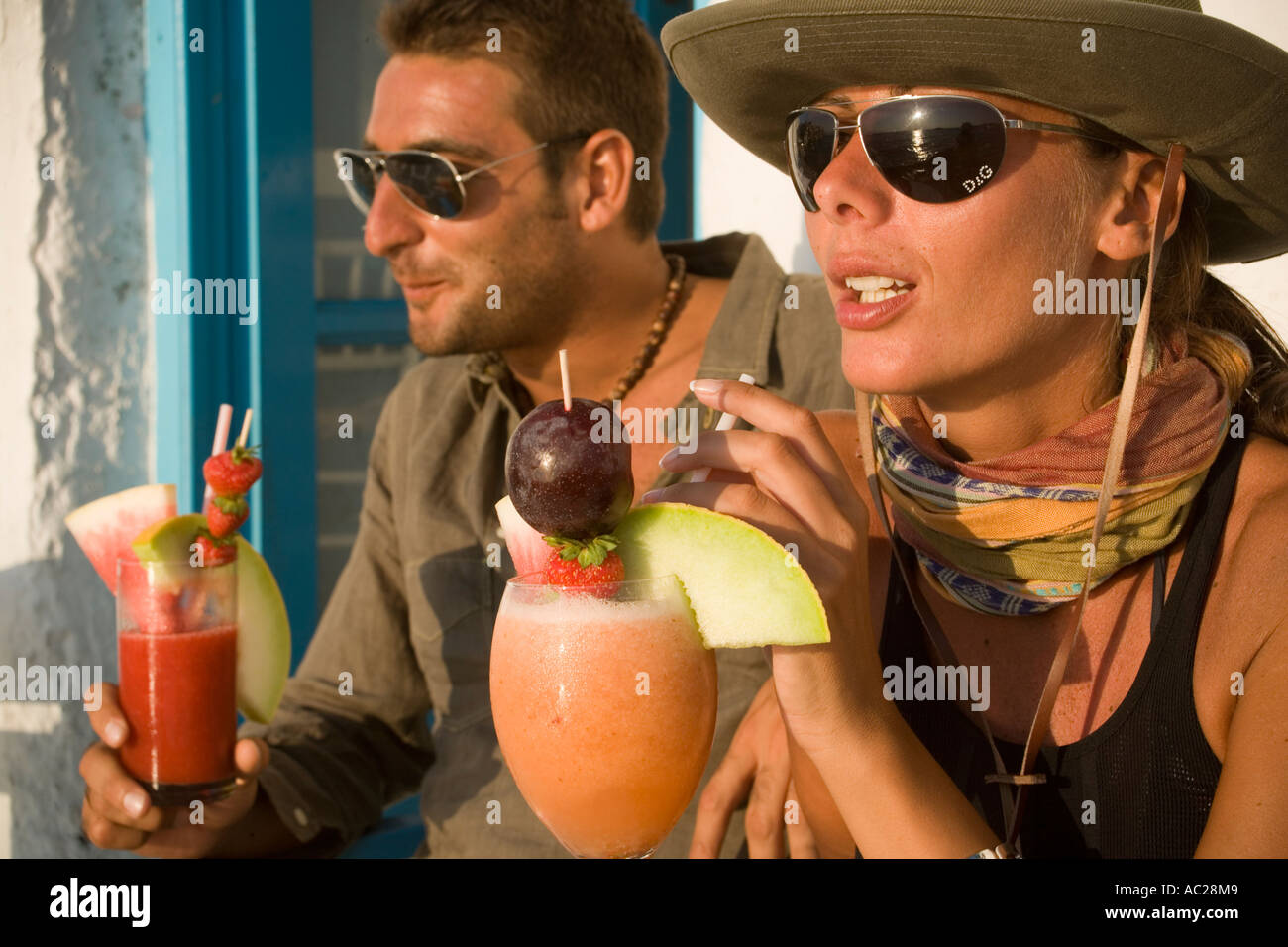 Paar genießt den cocktail Sundowner im Caprice Bar kleine Venedig Mykonos Stadt Mykonos Griechenland Stockfoto