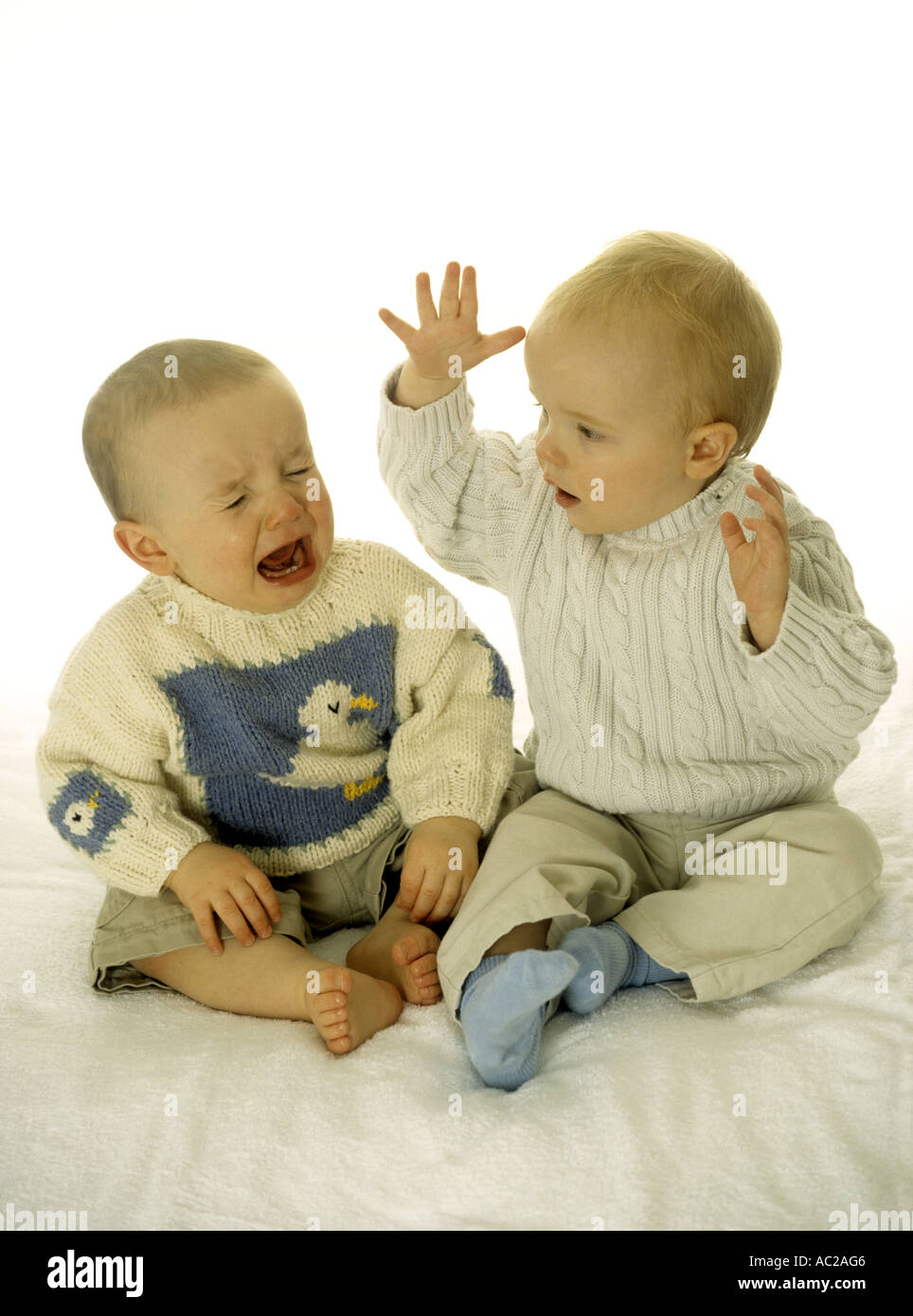Baby Boy mit Freund weint Stockfoto