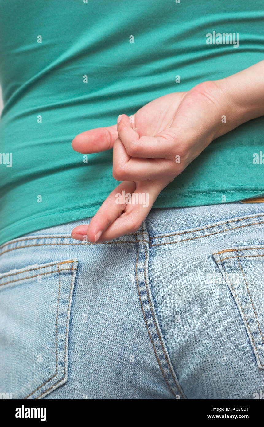 Junge Frau mit Daumen hinter Rücken Stockfoto